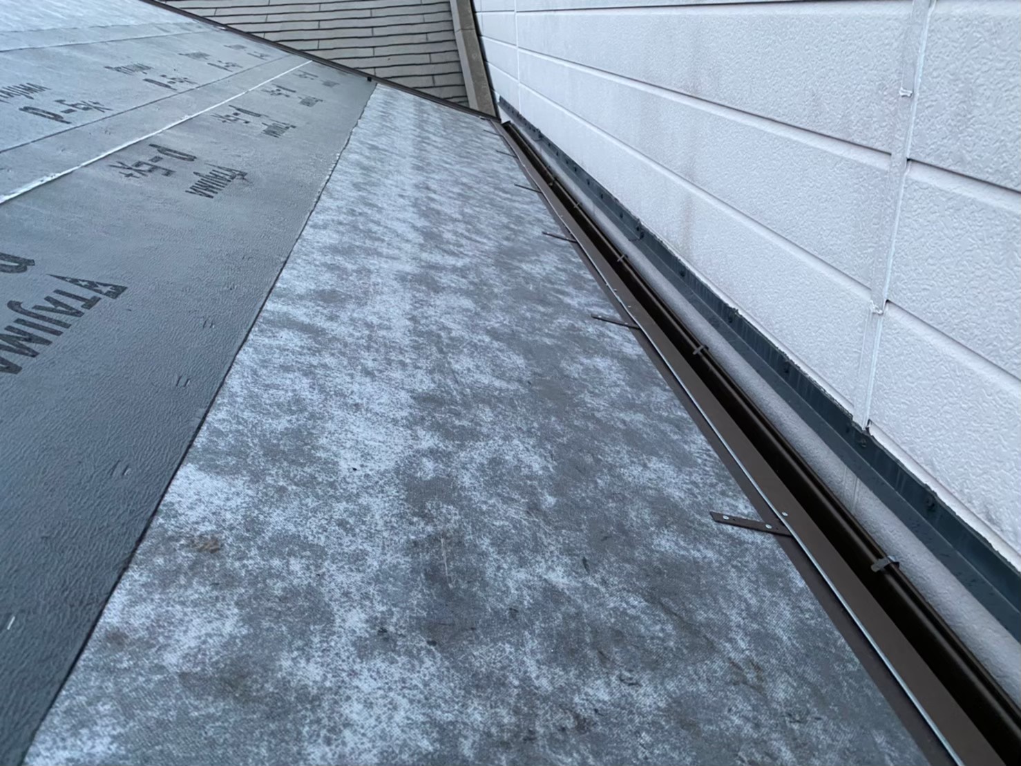 軒先に雨樋の設置